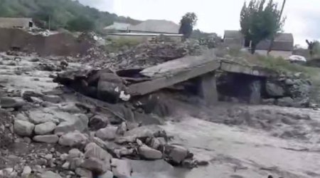 Sel suları Balakəndə körpünü dağıdıb