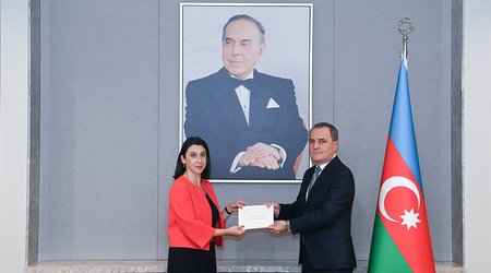 Fransanın yeni səfiri etimadnaməsinin surətini Ceyhun Bayramova təqdim edib