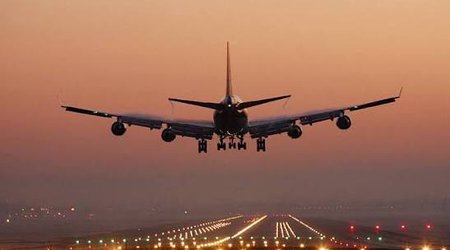 Londona uçan təyyarə Bakıya eniş edib