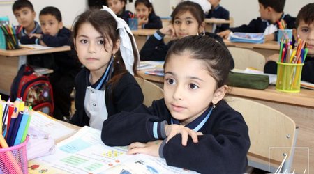 Müəllim 45 dəqiqəni iki sinfə bölür — mütəxəssislər narazı, nazirlik isə razıdır