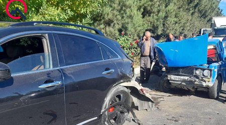 Bərdədə maşınlar toqquşub, xəsarət alanlar var