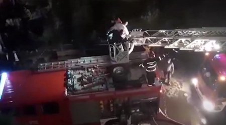 Sumqayıtda yaşayış binasında yanğın baş verib - Video
