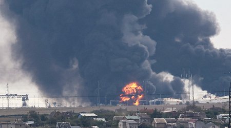 Украинцы выжигают крымский нефтезавод
