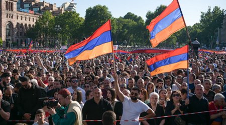 Армяне вышли за Карапетяна и владыку Мкртыча