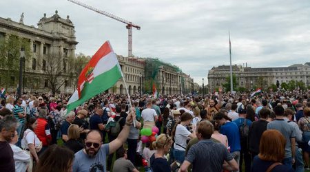 Сторонники и противники Орбана высыпали на улицы