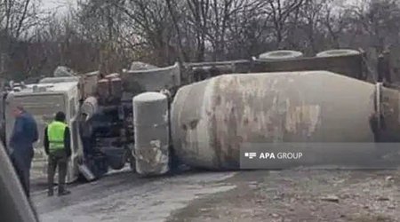 Ağdərədə betonqarışdıran maşın aşıb, sürücü ölüb