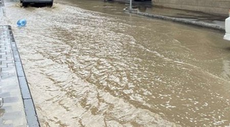 Badamdar qəsəbəsində su borusu partladı, küçələri su basdı - Video