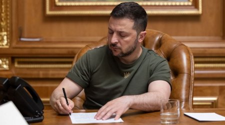 Зеленский продлил военное положение в Украине