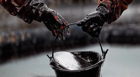 Dünya bazarlarında neftin qiyməti ucuzlaşıb