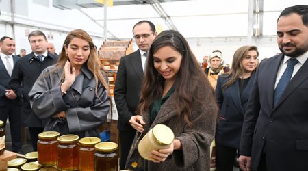 Leyla Əliyeva və Arzu Əliyeva arıçılıq məhsullarının sərgi-satış yarmarkasını ziyarət ediblər