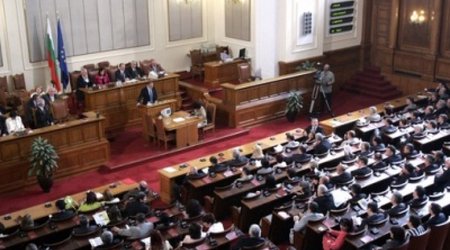 Парламент Болгарии отменил запрет президента на продажу «Лукойла»