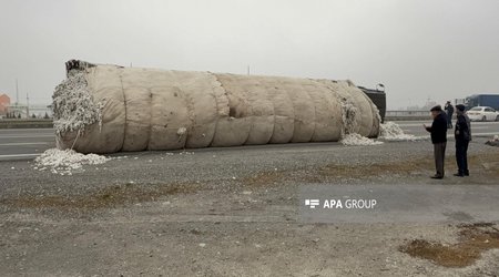 Bakı-Qazax yolunda pambıqla dolu maşın aşıb