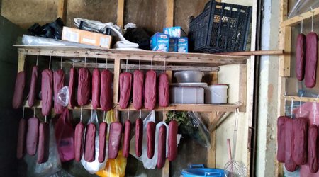Bakı bazarında kolbasa məhsullarında at əti aşkarlanıb