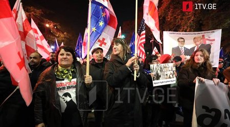 Тысячи людей с флагами ЕС вышли на улицы Тбилиси