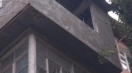 Bakıda yaşayış binasında partlayış olub, xəsarət alan var - Video