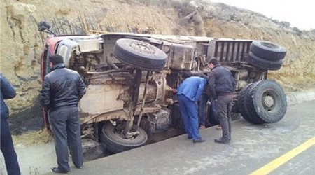 Kəlbəcərdə sementlə dolu maşın aşıb, xəsarət alan var