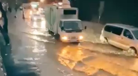 Проливные дожди нарушили движение у Бакинского железнодорожного вокзала