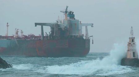 Болгария сняла часть экипажа с поврежденного украинским дроном танкера