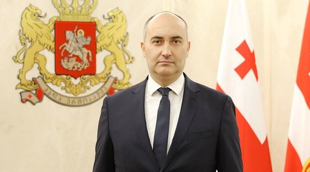 Экс-министра обороны Грузии оставили под арестом