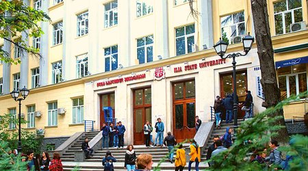 Gürcüstanda ali məktəblərdə təhsil müddəti qısaldılıb