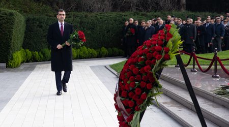 Azərsun Holdinq”in rəhbər heyəti Ulu Öndərin məzarını ziyarət edib