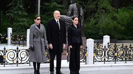Prezident və ailəsi Heydər Əliyevin məzarını ziyarət edib