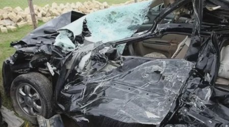 В Газахе автомобиль врезался в ограждение, есть погибший