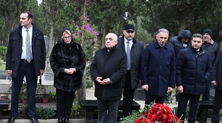 Али Асадов почтил память погибших членов экипажа самолета AZAL