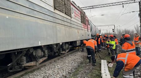 В Ростовской области РФ грузовой поезд сошел с рельсов