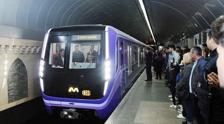 Bakı metrosunda qatar yoluna düşən sərnişin ölüb - Yenilənib