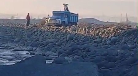 Привлечены к ответственности лица, незаконно перевозившие песок и гравий из реки в Балакяне