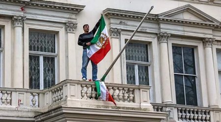 Иранцы демонтировали вывеску консульства в Милане