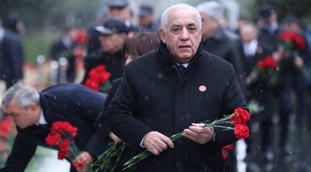Azərbaycan rəsmiləri 20 Yanvar faciəsi qurbanlarını yad edib