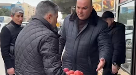 Satıcının almalarını müsadirə edən məmur:Nə olub, nə hadisə baş verib?