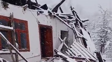 Lerikdə güclü qar evin dam örtüyünü uçurub