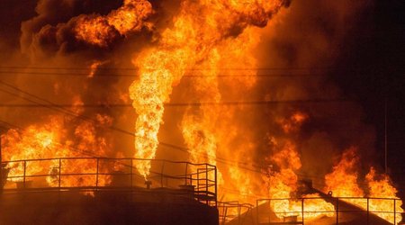 Российскую нефтебазу не могут потушить