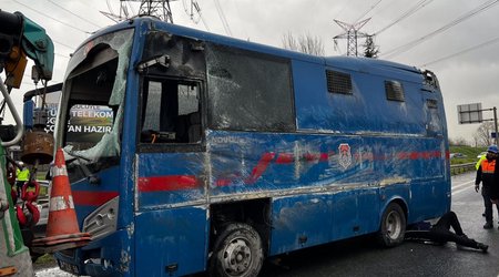 İstanbulda məhkumları daşıyan avtobus aşıb, 19 nəfər yaralanıb