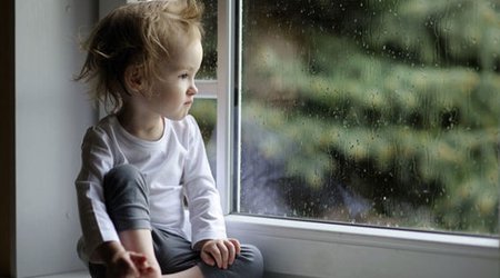 Qonşu ölkədə ana 3 və 5 yaşlı uşaqlarını beşinci mərtəbədən atıb