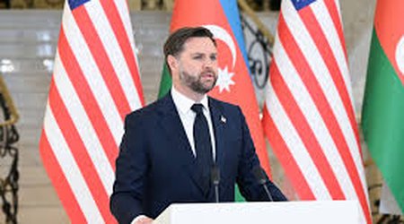 Vens xanımı ilə Şəhidlər Xiyabanını ziyarət edib