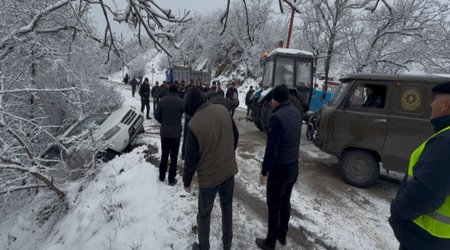 Ağsu aşırımında buz bağlayan yolda iki avtomobil aşıb