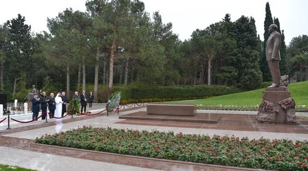 Ərəb Parlamentinin prezidenti Fəxri xiyabanı və Zəfər parkını ziyarət edib