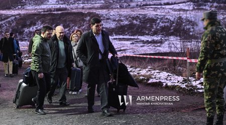 Azərbaycan nümayəndə heyəti quru sərhədlə Ermənistana keçib - Dəyirmi masa olacaq