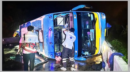 В Таиланде более 40 человек пострадали из-за опрокидывания автобуса