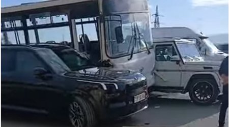 Bakı-Sumqayıt yolunda marşrut avtobusu ilə iki avtomobil toqquşub - Video