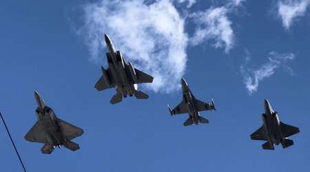 Более 50 американских истребителей уже на Ближнем Востоке