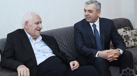 Samir Nuriyev “Heydər Əliyev” ordenini Xalq şairi Nəriman Həsənzadəyə təqdim edib