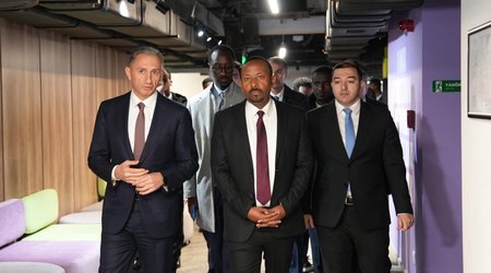Премьер-министр Эфиопии посетил AI Academy в Баку
