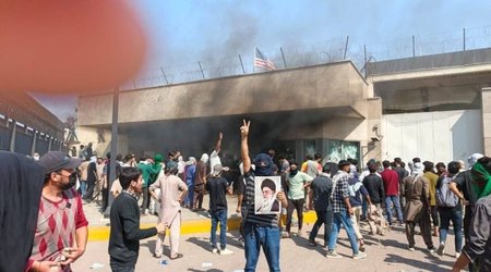 Пакистанцы подожгли консульство США: начались столкновения