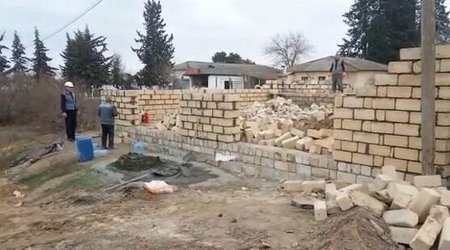 В Баку снесена незаконная постройка