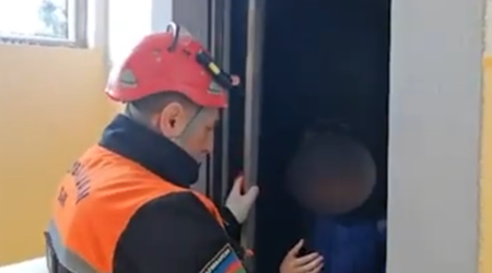 Liftdə qalan yeniyetmə xilas edildi - Video